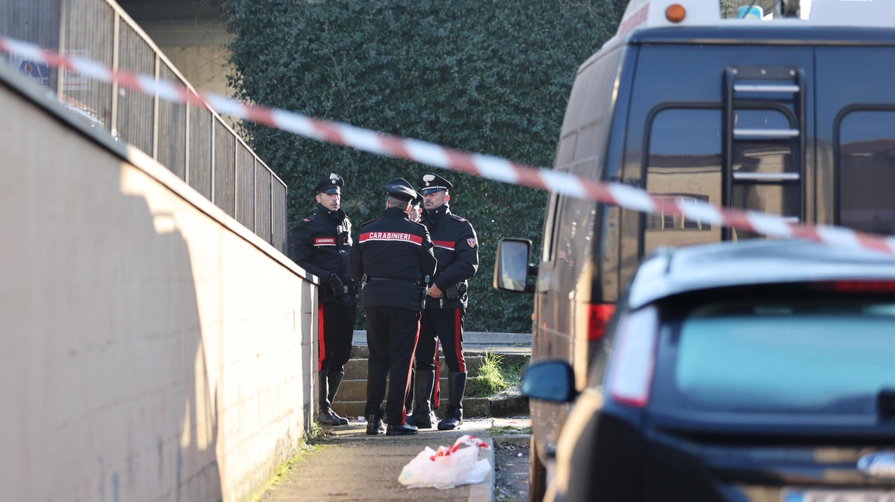 I carabinieri sul luogo del delitto avvenuto nella notte di San Silvestro all’esterno del centro anziani I carabinieri sul luogo del delitto avvenuto nella notte di San Silvestro all’esterno del centro anziani