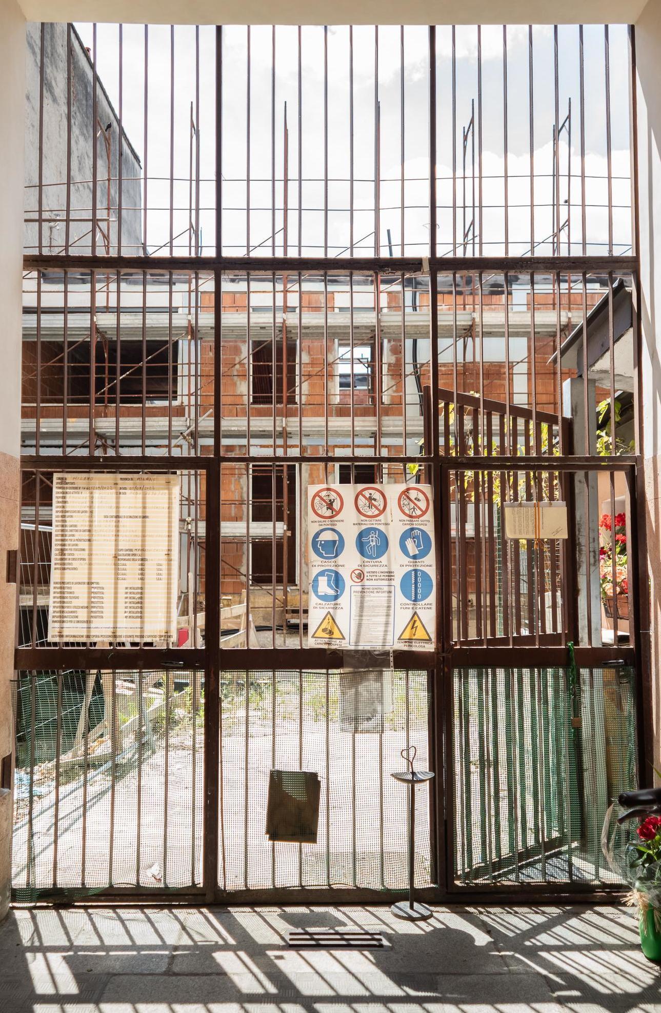 Il palazzo dentro il cortile. Via Fauché: 3 a processo: "Non vale la buona fede" Il palazzo dentro il cortile. Via Fauché: 3 a processo: "Non vale la buona fede"