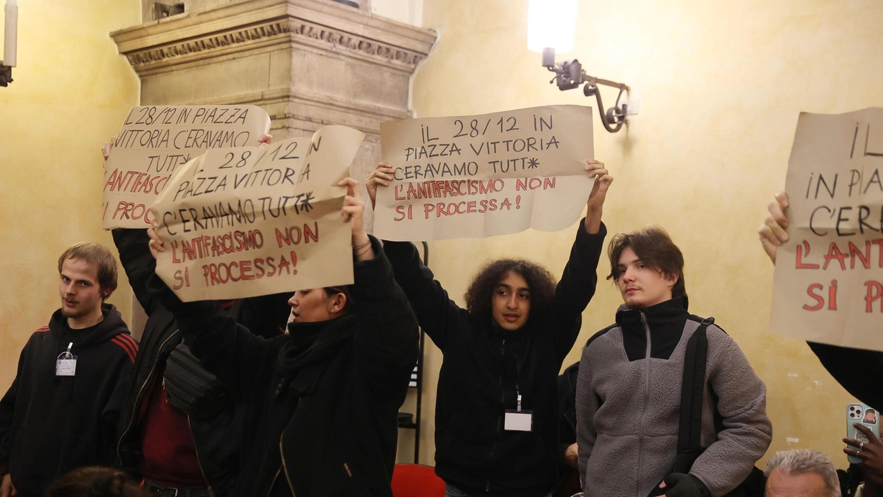 Uno dei momenti più accesi del Consiglio comunale che si è tenuto a Brescia ieri pomeriggio in merito ai fatti accaduti il 28 dicembre Uno dei momenti più accesi del Consiglio comunale che si è tenuto a Brescia ieri pomeriggio in merito ai fatti accaduti il 28 dicembre