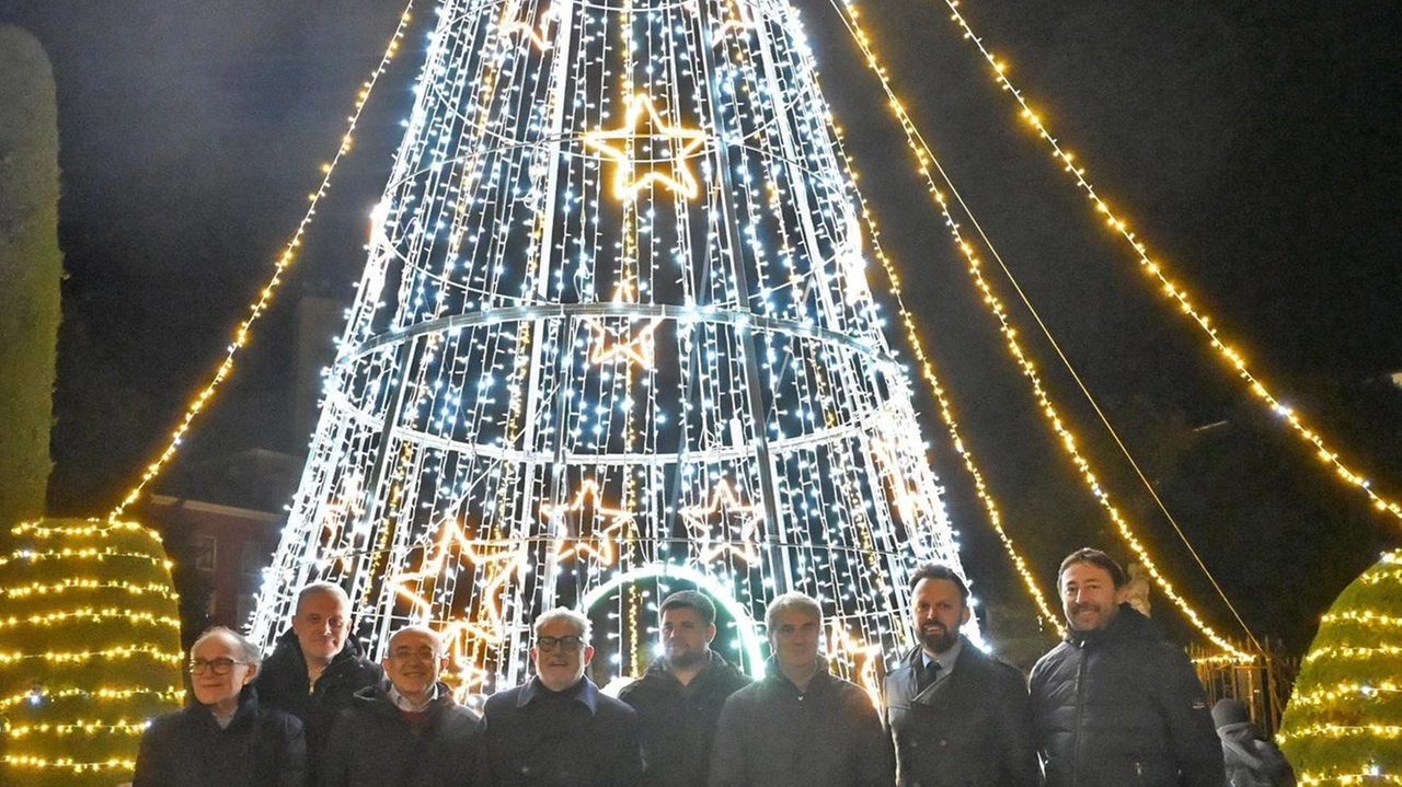 Dieci metri di luci danno inizio alle iniziative di Natale, che vedranno anche l’arrivo di 30 casette di legno Dieci metri di luci danno inizio alle iniziative di Natale, che vedranno anche l’arrivo di 30 casette di legno