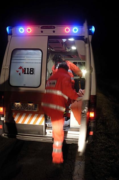 Moto contro il guardrail. Fuori pericolo il centauro Moto contro il guardrail. Fuori pericolo il centauro