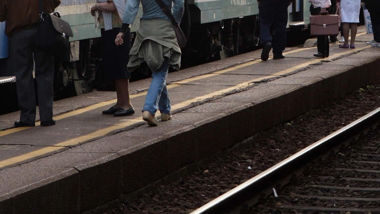 Viaggiare sulla linea Tirano-Milano non è affatto semplice per pendolari e turisti anche a causa ritardi e cancellazioni continue Il Partito democratico ha commissionato un’indagine fra gli utenti