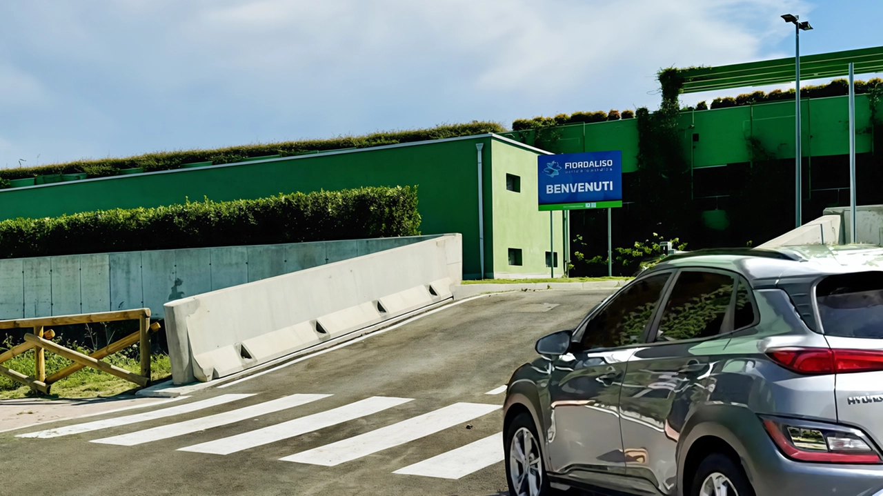 A Rozzano, nuovo accesso al centro commerciale Fiordaliso da Milano per migliorare la viabilità. Ingresso diretto al parcheggio multipiano con mille posti auto e facilitatori luminosi. Misure per agevolare l'esperienza dei visitatori. A Rozzano, nuovo accesso al centro commerciale Fiordaliso da Milano per migliorare la viabilità. Ingresso diretto al parcheggio multipiano con mille posti auto e facilitatori luminosi. Misure per agevolare l'esperienza dei visitatori.