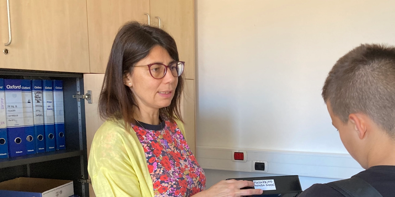 Una docente dialoga con gli studenti Una docente dialoga con gli studenti