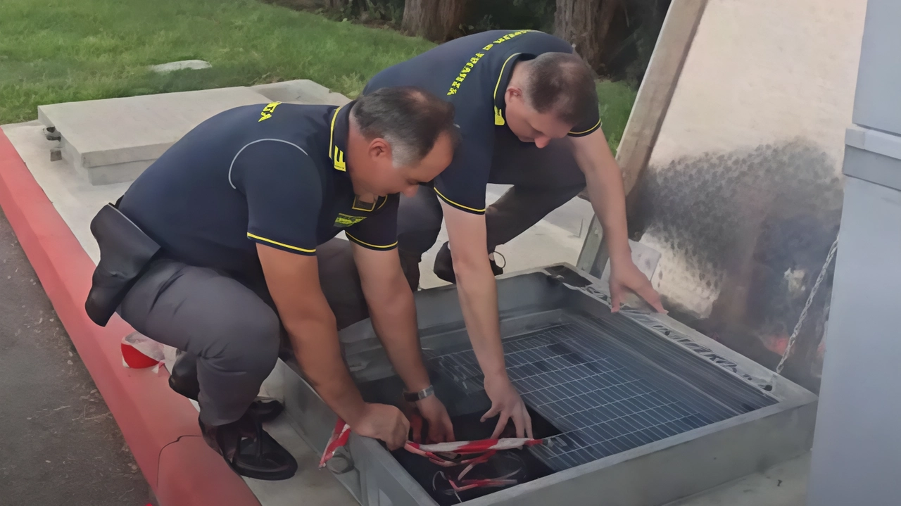 L’operazione è partita con il prelievo di campioni di carburante direttamente dalle pompe di erogazione Dopo le analisi sono stati sequestrati i 34mila litri di gasolio contenuto nella cisterna L’operazione è partita con il prelievo di campioni di carburante direttamente dalle pompe di erogazione Dopo le analisi sono stati sequestrati i 34mila litri di gasolio contenuto nella cisterna