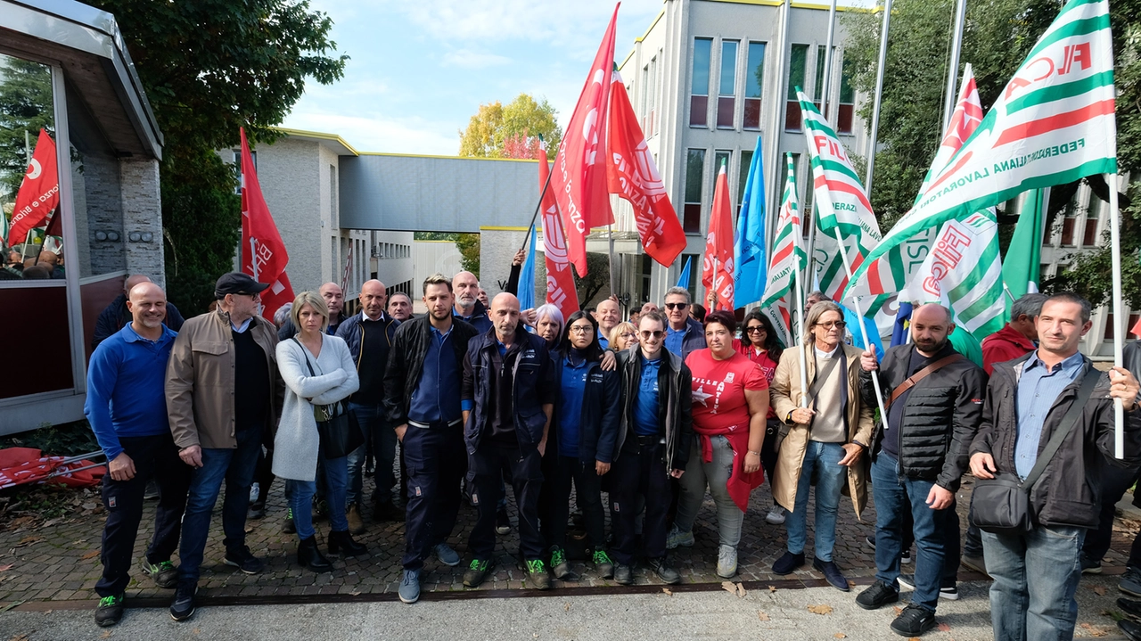 Il presidio contro la chiusura a fine dicembre: 38 lavoratori rischiano il licenziamento Il presidio contro la chiusura a fine dicembre: 38 lavoratori rischiano il licenziamento