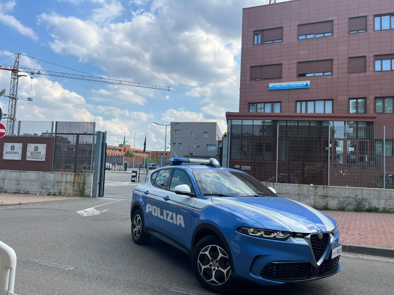 Monza, prova a nascondere la droga sotto l’auto della polizia e tenta la fuga a spintoni: arrestato 23enne