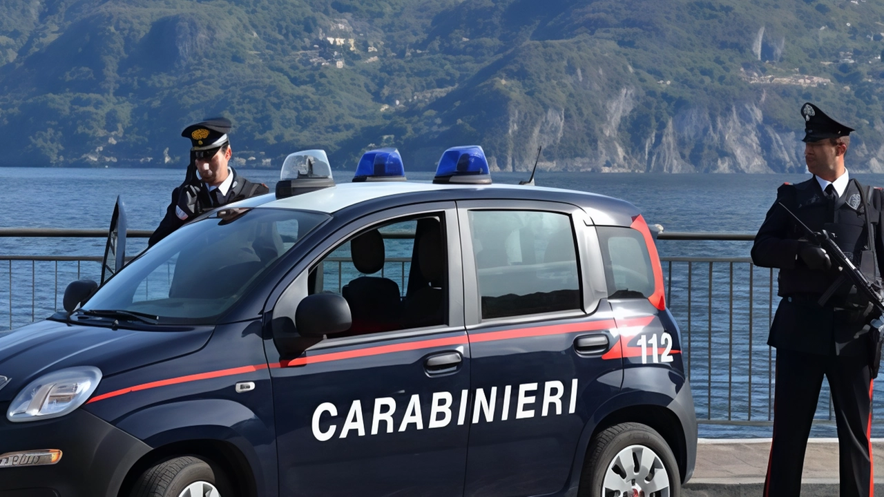 Quando è passato davanti al bagno pubblico al suo interno c’era una ragazza, e sopra uno spazio libero nel quale... Quando è passato davanti al bagno pubblico al suo interno c’era una ragazza, e sopra uno spazio libero nel quale...