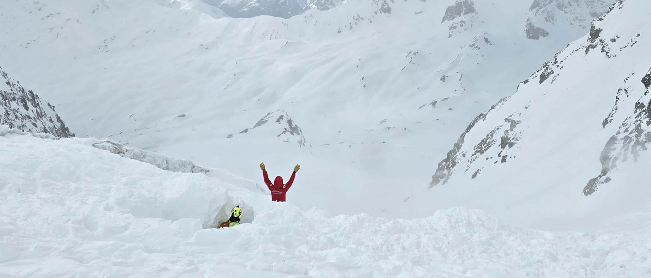 Travolto da una valanga sul pizzo Redorta: gravissimo alpinista di 44 anni