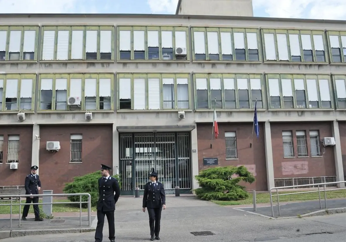 Nuova rivolta al carcere minorile Beccaria: quattro detenuti si rifiutano di tornare in cella e distruggono tutto. Vari agenti feriti
