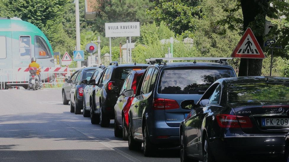Il passaggio a livello nella frazione di Villa Raverio chiuderà l’1 agosto per 3 settimane Il passaggio a livello nella frazione di Villa Raverio chiuderà l’1 agosto per 3 settimane