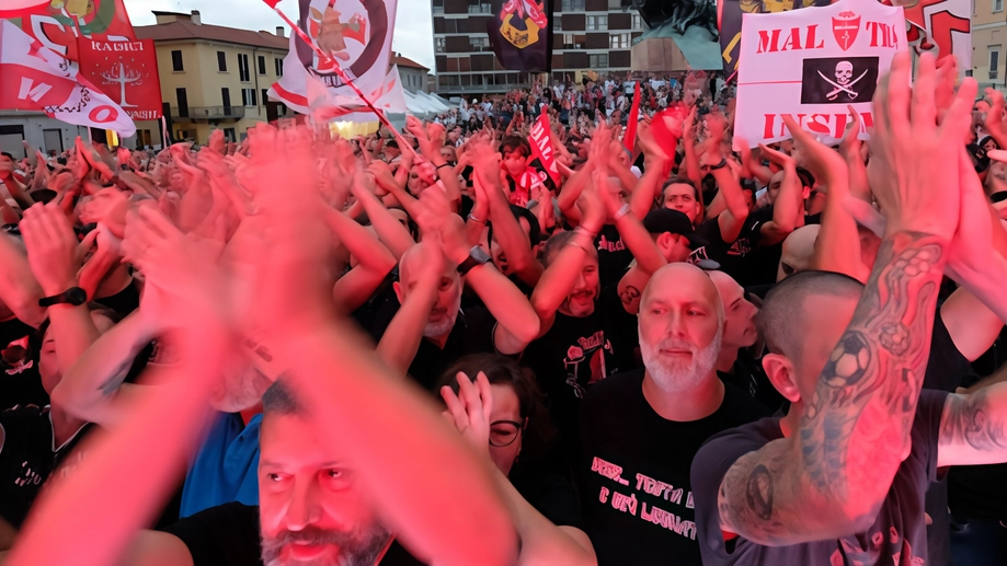 Passerella di giocatori e staff in piazza Trento e Trieste sotto le bandiere della curva Davide Pieri