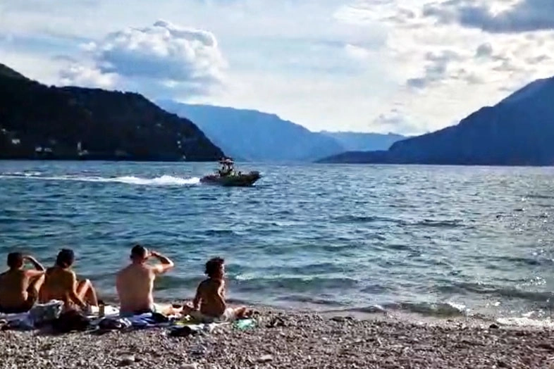 Per scandagliare le acque del lago a una profondità di oltre 200 metri è stato utilizzato un sottomarino a comando remoto