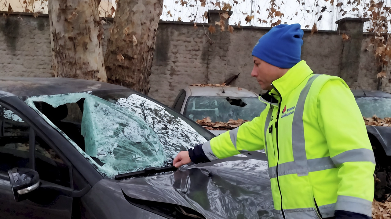 Un uomo ucraino di 45 anni è morto dopo essere stato travolto sulla tangenziale di Pavia. Indagini in corso dalla Polstrada. Un uomo ucraino di 45 anni è morto dopo essere stato travolto sulla tangenziale di Pavia. Indagini in corso dalla Polstrada.