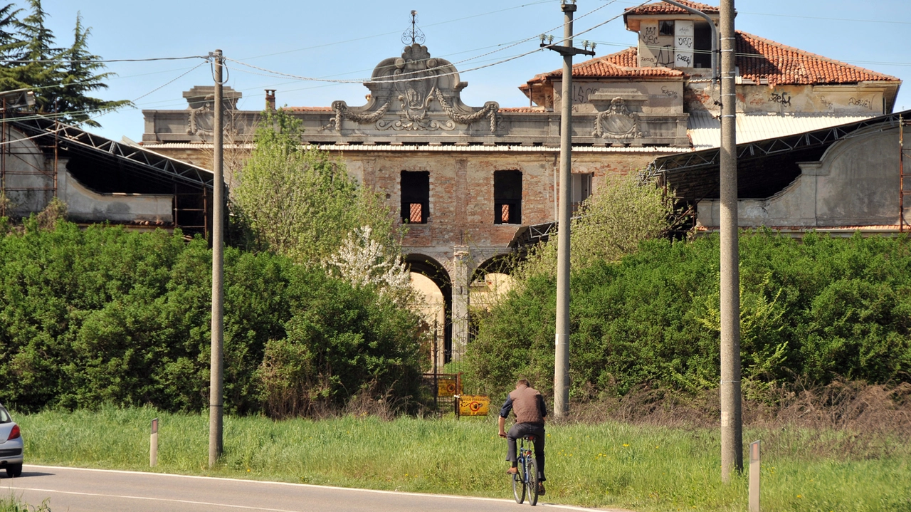 La dimora settecentesca è di proprietà della Provincia è un complesso immobiliare di 6500 metri quadrati però in precario stato di conservazione La dimora settecentesca è di proprietà della Provincia è un complesso immobiliare di 6500 metri quadrati però in precario stato di conservazione