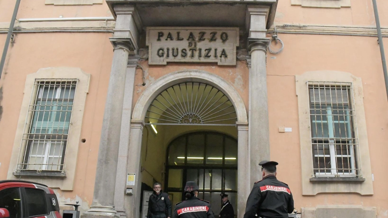 La misura è stata emessa dal gip Pasquale Villani L’uomo non può neppure contattare per telefono i familiari La misura è stata emessa dal gip Pasquale Villani L’uomo non può neppure contattare per telefono i familiari