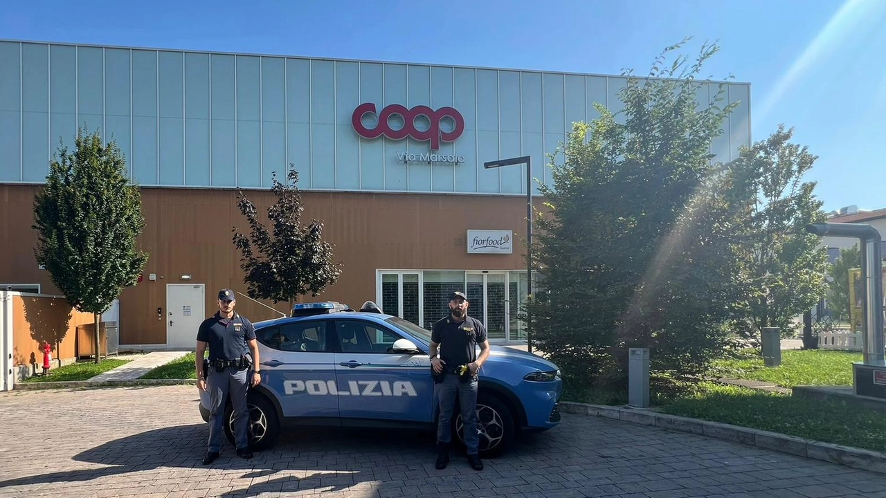 La polizia è intervenuta vicino alla Coop dove è avvenuta una colluttazione e un tentativo di rapina La polizia è intervenuta vicino alla Coop dove è avvenuta una colluttazione e un tentativo di rapina