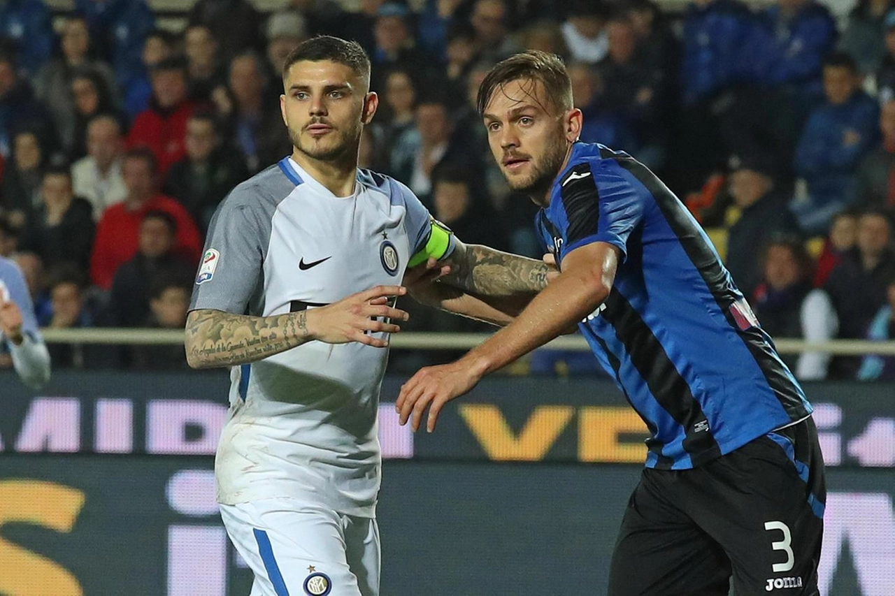 Mauro Icardi e Rafael Toloi durante una partita fra Inter e Atalanta