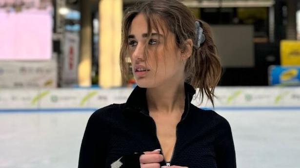 Clara Scivola sul Ghiaccio a Milano: Una Giornata di Sport e Divertimento Prima di Sanremo 2025