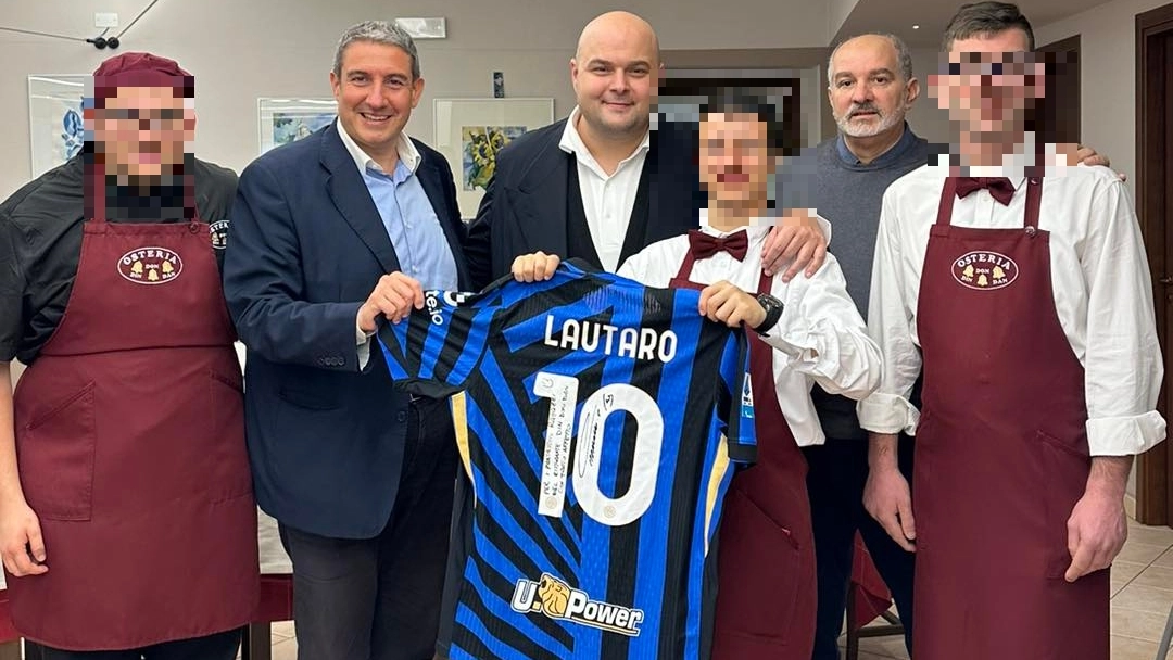 I ragazzi ed il sindaco di Corbetta con la maglia di Lautaro Martinez, giocatore dell'Inter