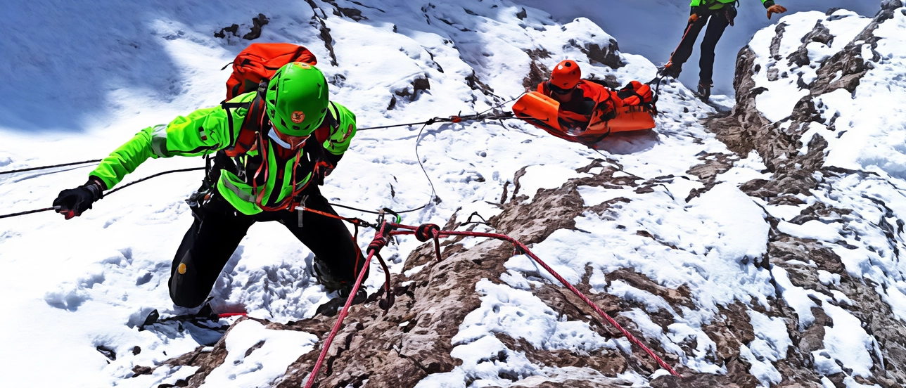 Nel 2023, la VII Delegazione Valtellina - Valchiavenna del Cnsas ha effettuato 316 interventi con 22 decessi, mostrando un lieve aumento rispetto all'anno precedente. Le principali cause sono cadute, malori e perdita dell'orientamento. Il Soccorso Alpino sottolinea l'importanza della prevenzione durante le escursioni in montagna.