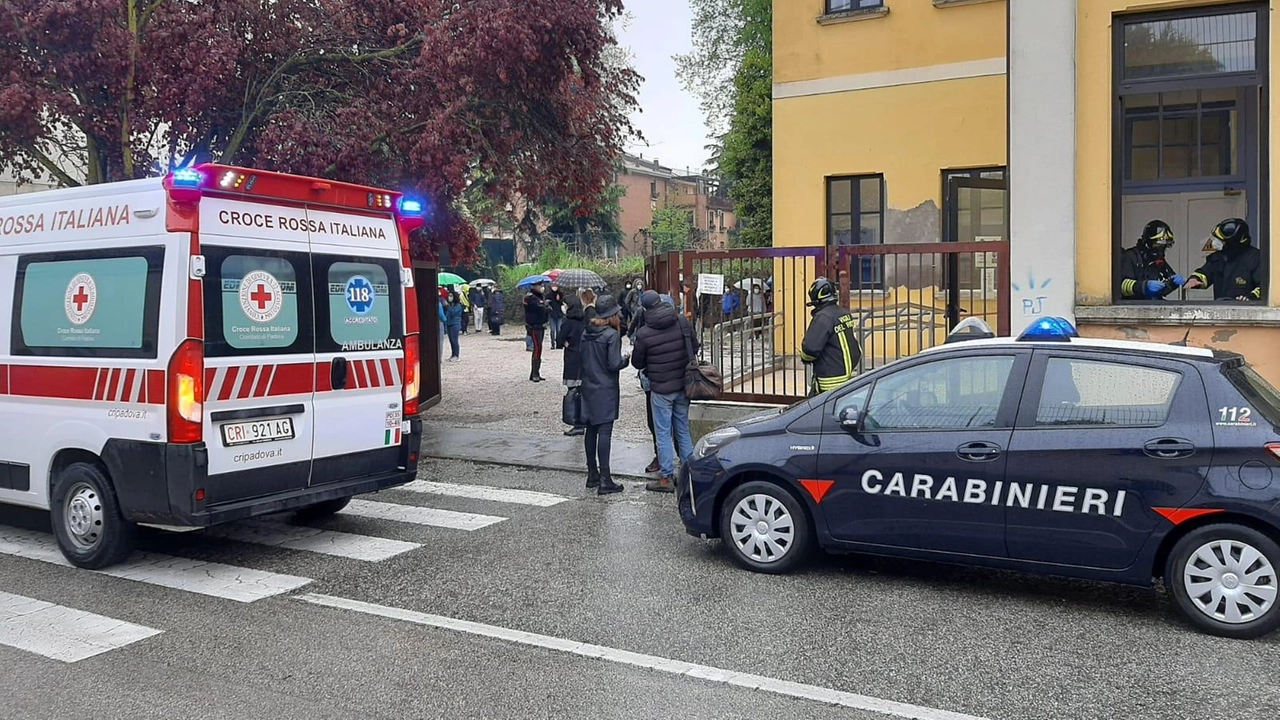 Sul posto un'ambulanza e i carabinieri (foto di repertorio) Sul posto un'ambulanza e i carabinieri (foto di repertorio)