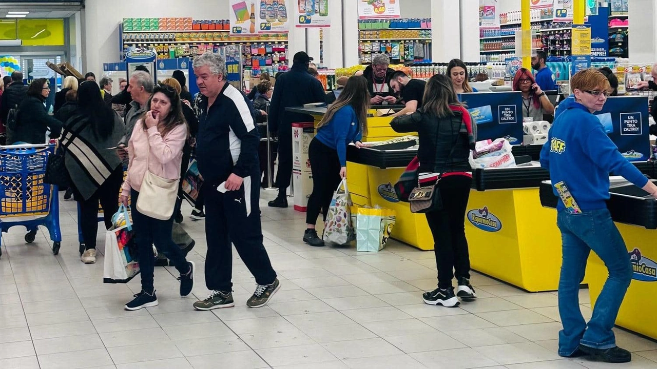Il padiglione giallo dell’ex centro commerciale Bossi torna ina ttività dopo tanti rinvii Il padiglione giallo dell’ex centro commerciale Bossi torna ina ttività dopo tanti rinvii