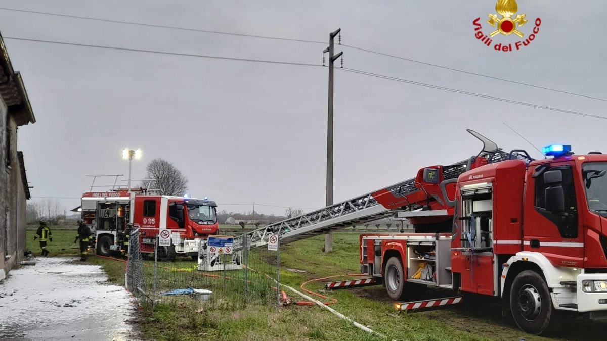 Incendio in un casolare a Volta Mantovana, soccorsi in azione (Foto vigili del fuoco) Incendio in un casolare a Volta Mantovana, soccorsi in azione (Foto vigili del fuoco)