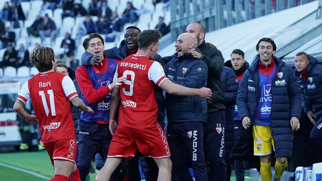La gioia di Debenedetti per il gol che al 18' ha portato in vantaggio i biancorossi