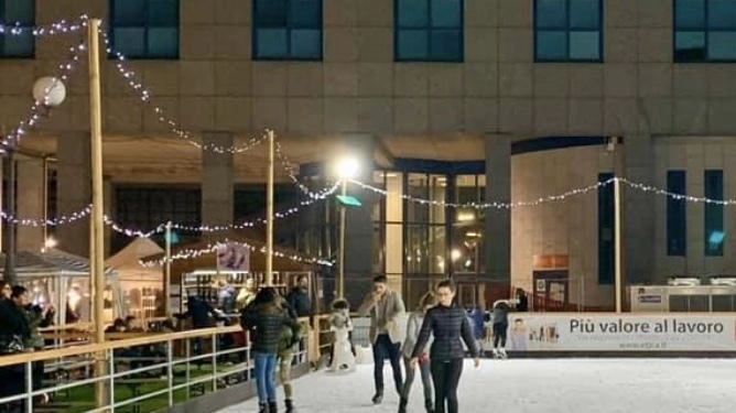 Giorni di festa con i pattini. Stanno riscuotendo grande successo le piste di pattinaggio di Bollate e Novate, frequentate da... Giorni di festa con i pattini. Stanno riscuotendo grande successo le piste di pattinaggio di Bollate e Novate, frequentate da...