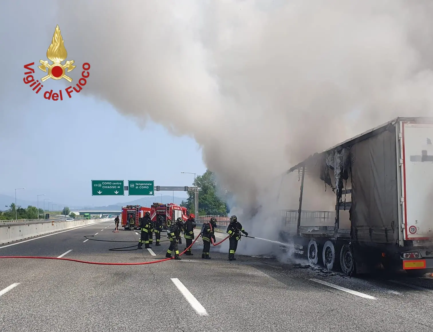 Fino Mornasco: brucia un camion pieno di silicone sulla A9, autostrada avvolta da una nube nera