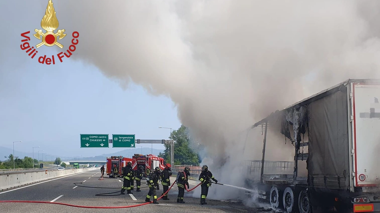 Fino Mornasco: brucia un camion pieno di silicone sulla A9, autostrada avvolta da una nube nera