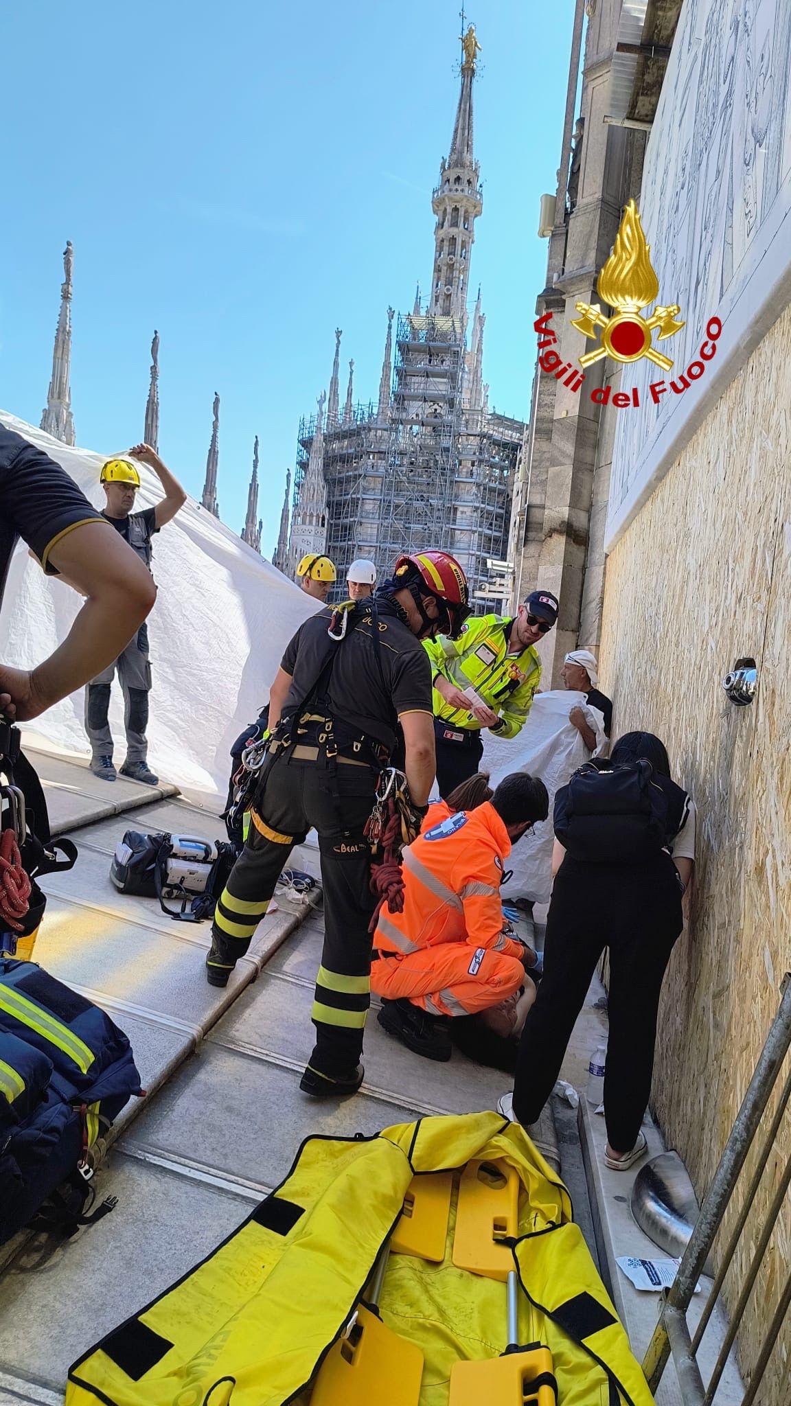 Isola di caldo estremo a Milano: turista cinese sviene sul Duomo e viene calata dalla terrazza Isola di caldo estremo a Milano: turista cinese sviene sul Duomo e viene calata dalla terrazza