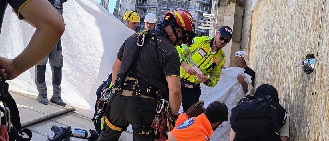 Isola di caldo estremo a Milano: turista cinese sviene sul Duomo e viene calata dalla terrazza
