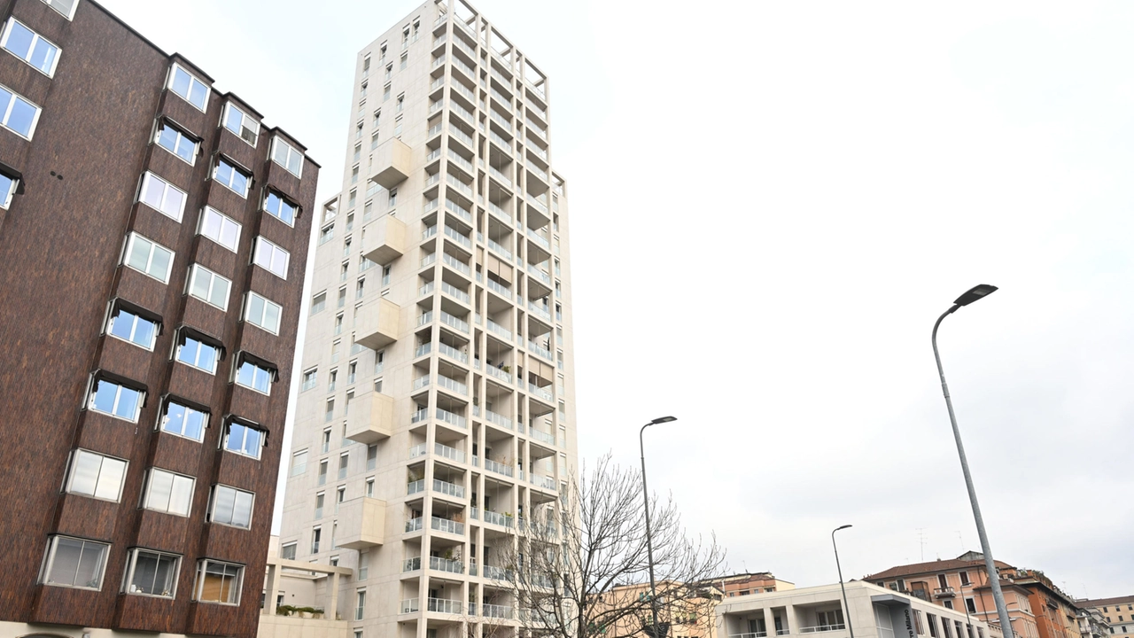 La Torre Milano, un grattacielo residenziale di 24 piani in via Stresa, Milano, 23 gennaio 2025. Otto persone, tra imprenditori, progettisti e tecnici, ma anche funzionari e dirigenti o ex diregenti dello Sportello unico dell'Edilizia e della Direzione urbanistica del Comune di Milano, sono stati mandati a processo per abuso edilizio e lottizzazione abusiva