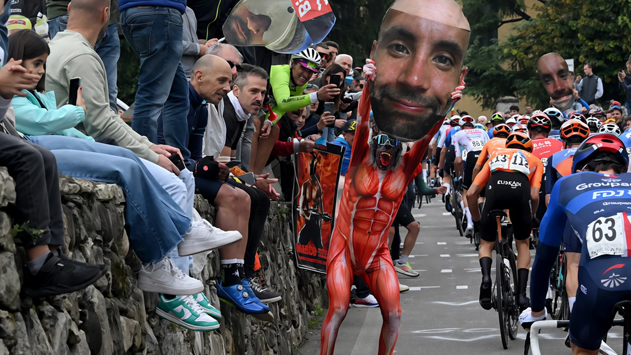 Migliaia di tifosi hanno accolto i corridori della prima gara del Trittico Lombardo. L’arrivo in via Matteotti in mezzo a una folla a caccia di selfie e autografi. Migliaia di tifosi hanno accolto i corridori della prima gara del Trittico Lombardo. L’arrivo in via Matteotti in mezzo a una folla a caccia di selfie e autografi.