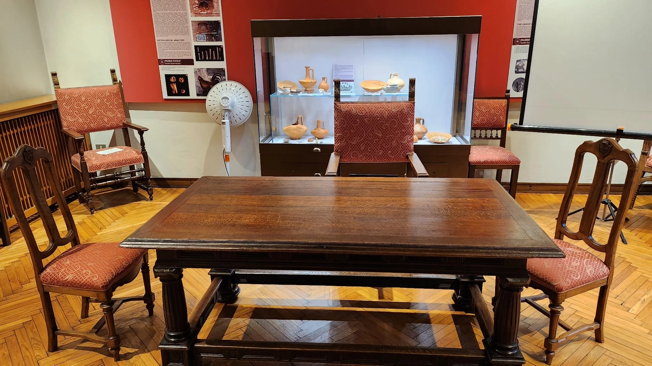Il tavolo e le sedie di inizio Novecento del Museo Sutermesiter di Legnano che il nuovo segretario voleva per il suo ufficio Il tavolo e le sedie di inizio Novecento del Museo Sutermesiter di Legnano che il nuovo segretario voleva per il suo ufficio