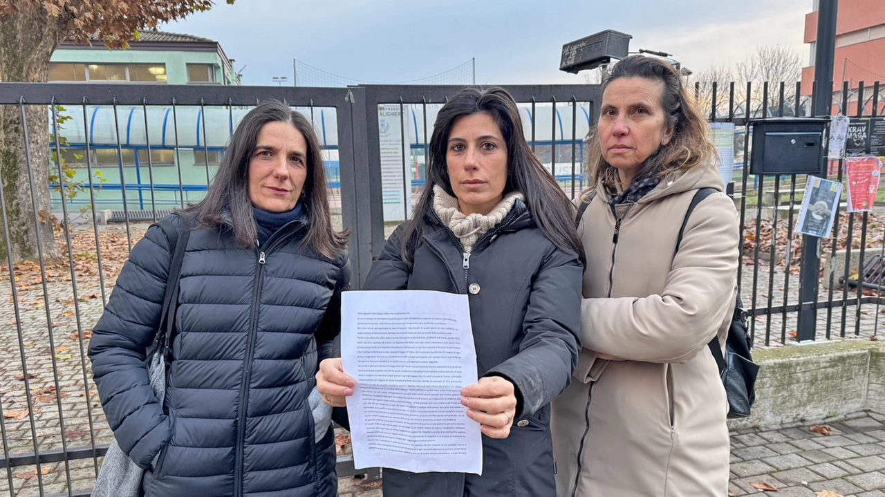 Le mamme di tre alunni della 1 G mostrano la lettera appello dei ragazzi Le mamme di tre alunni della 1 G mostrano la lettera appello dei ragazzi