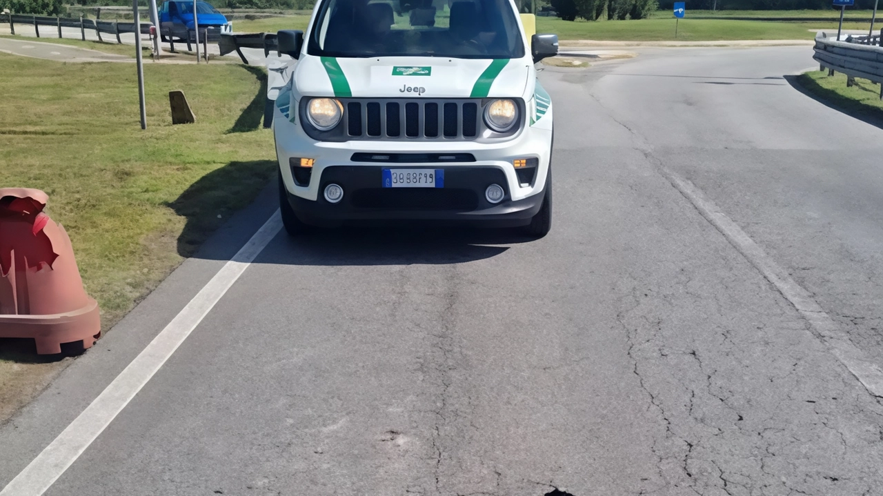 La voragine che si è aperta sulla strada provinciale 203 ha provocato la chiusura della strada dalla rotonda di via Vallée in direzione Rosate La voragine che si è aperta sulla strada provinciale 203 ha provocato la chiusura della strada dalla rotonda di via Vallée in direzione Rosate