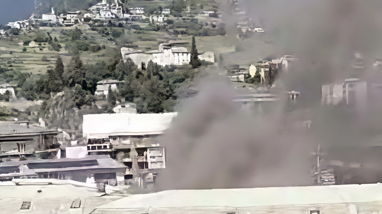 Incendio di grosse dimensioni nel centro di Sondrio: fumo nero e panico tra gli abitanti. Intervento tempestivo dei vigili del fuoco, nessun ferito. Cause in fase di indagine. Incendio di grosse dimensioni nel centro di Sondrio: fumo nero e panico tra gli abitanti. Intervento tempestivo dei vigili del fuoco, nessun ferito. Cause in fase di indagine.