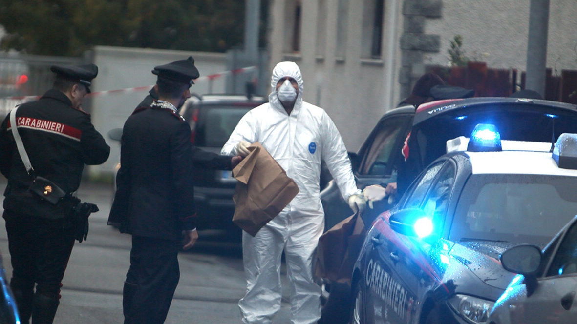 I rilievi dei carabinieri nella palazzina di via Magellano in cui è avvenuto il delitto