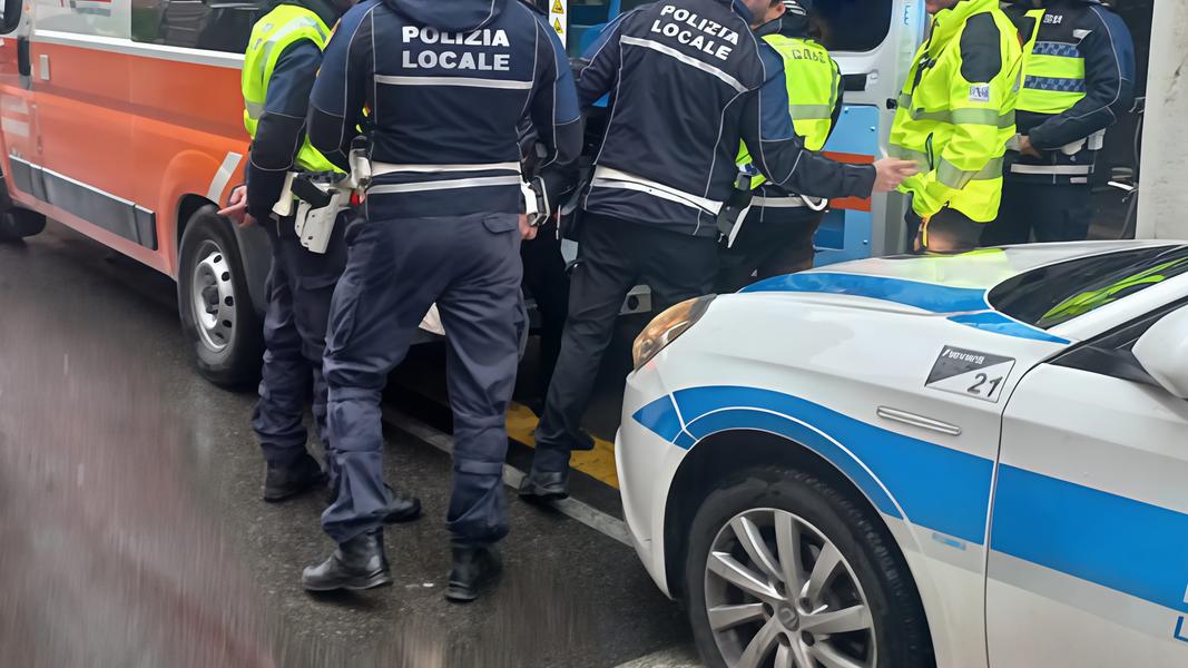 Vigilessa come un angelo. Un marito urla disperato. Lei accorre e salva la moglie Vigilessa come un angelo. Un marito urla disperato. Lei accorre e salva la moglie
