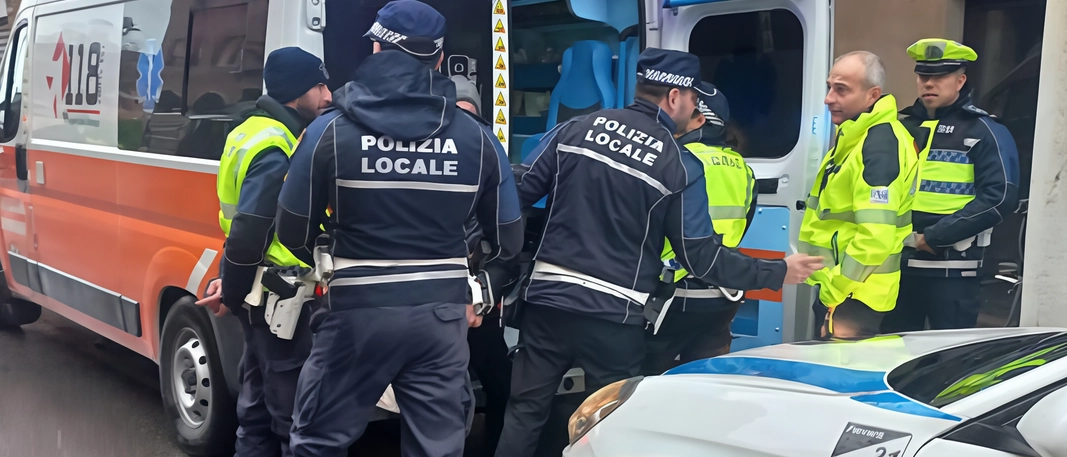 Vigilessa come un angelo. Un marito urla disperato. Lei accorre e salva la moglie