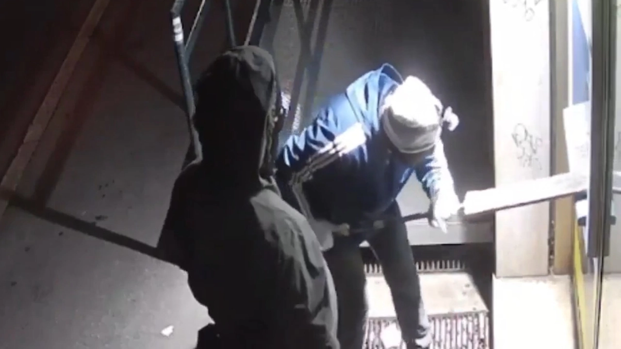 La banda in azione ripresa dal sistema di videosorveglianza La banda in azione ripresa dal sistema di videosorveglianza