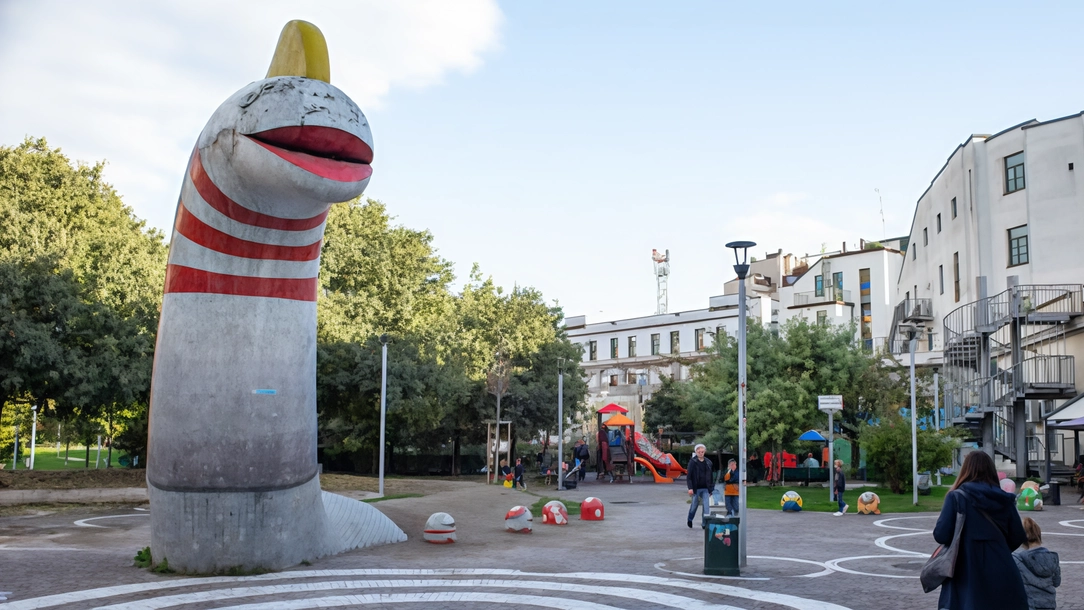Nel giardino Oreste Del Buono spunta una scultura a forma di serpente, simbolo della città, ma l'utenza lamenta problemi di pulizia e manutenzione. Nel giardino Oreste Del Buono spunta una scultura a forma di serpente, simbolo della città, ma l'utenza lamenta problemi di pulizia e manutenzione.