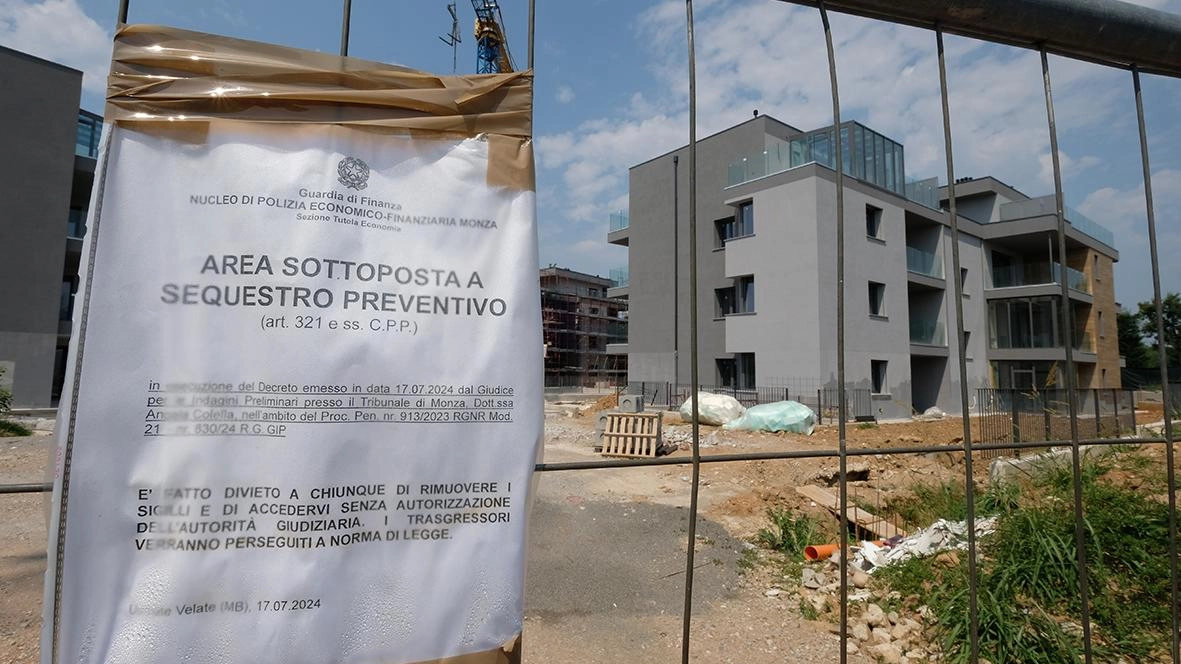 L’ex funzionario sceglie il rito abbreviato cancellando il ruolo di responsabile civile dell’ente. In ballo i risarcimenti chiesti da chi ha comprato i 24 appartamenti sotto sigilli in via Manara. L’ex funzionario sceglie il rito abbreviato cancellando il ruolo di responsabile civile dell’ente. In ballo i risarcimenti chiesti da chi ha comprato i 24 appartamenti sotto sigilli in via Manara.