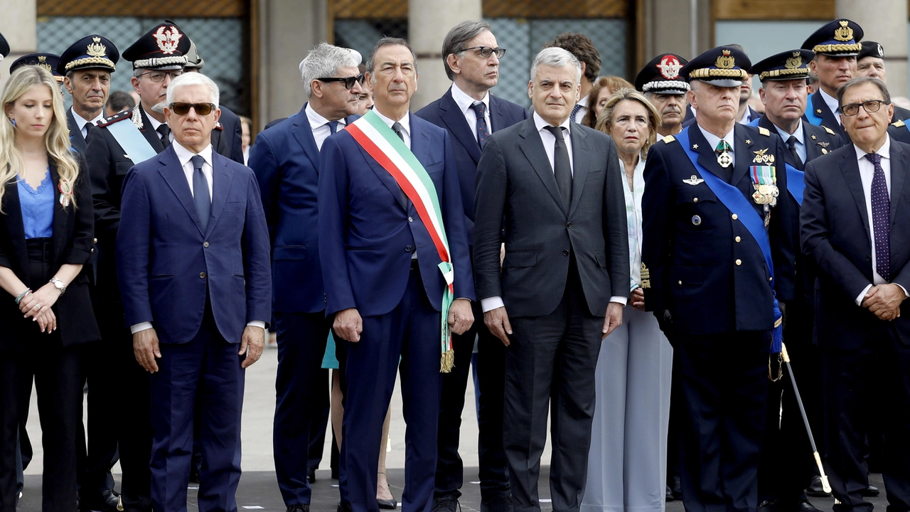 Giuseppe Sala e Claudio Sgaraglia partecipano alla cerimonia dell'alzabandiera in occasione della festa della Repubblica in piazza Duomo a Milano, 2 giugno 2025