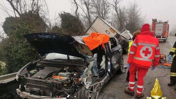 Schianto ieri alle 9 lungo la provinciale 140 tra Tavazzano e Lodivecchio: coinvolti una vettura e un camion con tre... Schianto ieri alle 9 lungo la provinciale 140 tra Tavazzano e Lodivecchio: coinvolti una vettura e un camion con tre...