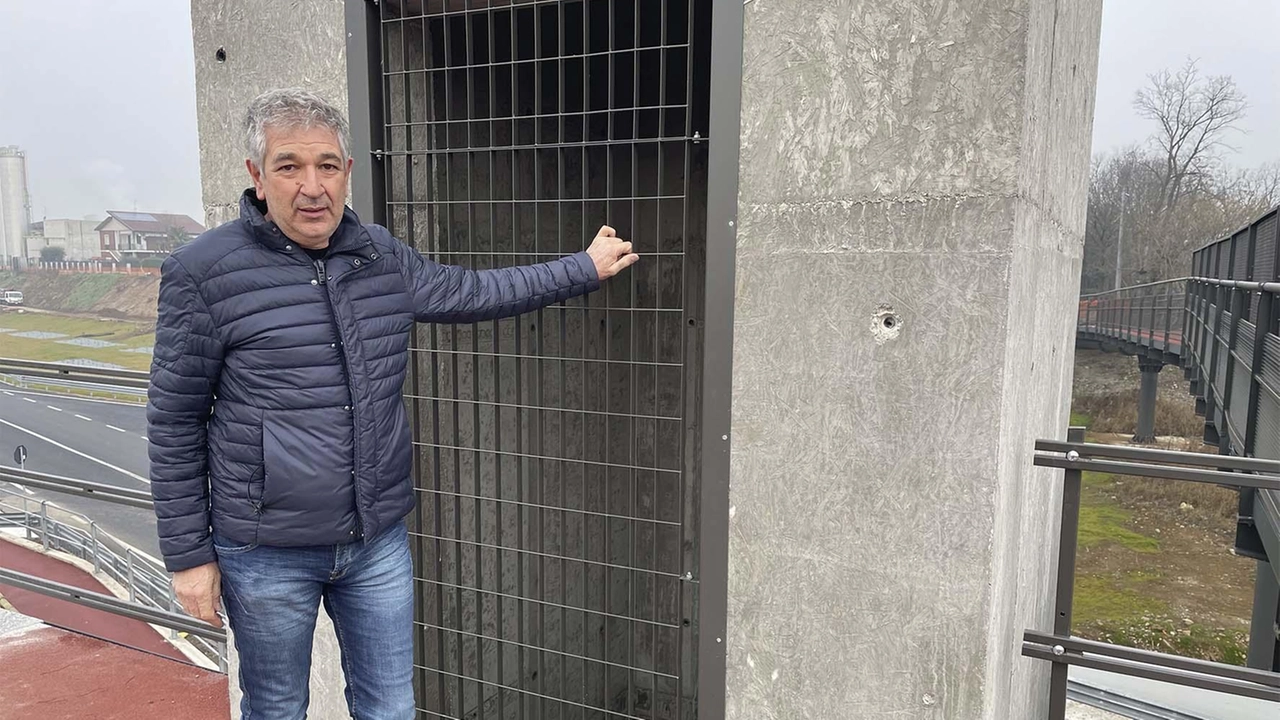 Mario Cerri assessore ai Lavori pubblici davanti al vano ascensore senza cabina La tangenziale ha aperto al traffico tre anni fa Mario Cerri assessore ai Lavori pubblici davanti al vano ascensore senza cabina La tangenziale ha aperto al traffico tre anni fa