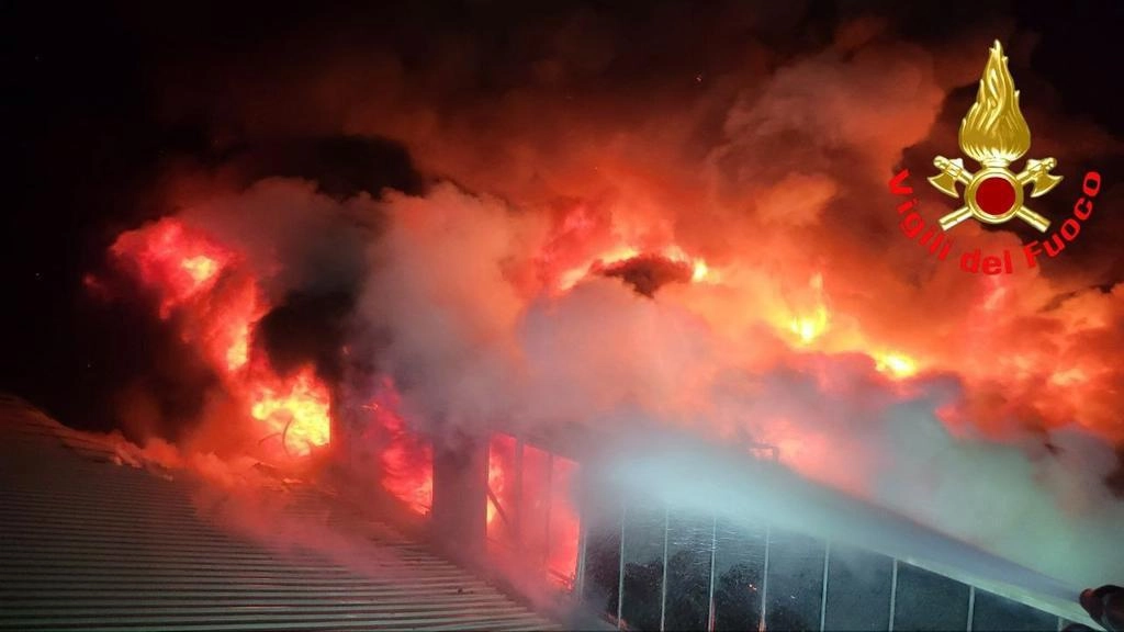 Incendio negli spazi dell’azienda di Verolanuova, l’allarme è scattato poco dopo la mezzanotte. In fumo contenitori di plastica e polistirolo. Arpa al lavoro per verificare la nocività delle esalazioni . Incendio negli spazi dell’azienda di Verolanuova, l’allarme è scattato poco dopo la mezzanotte. In fumo contenitori di plastica e polistirolo. Arpa al lavoro per verificare la nocività delle esalazioni .